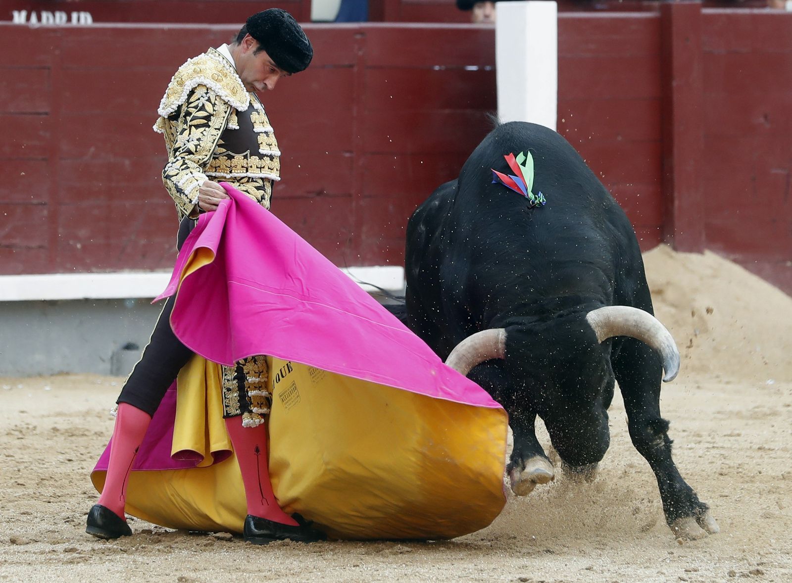 Enrique Ponce, en una verónica a su primer astado.