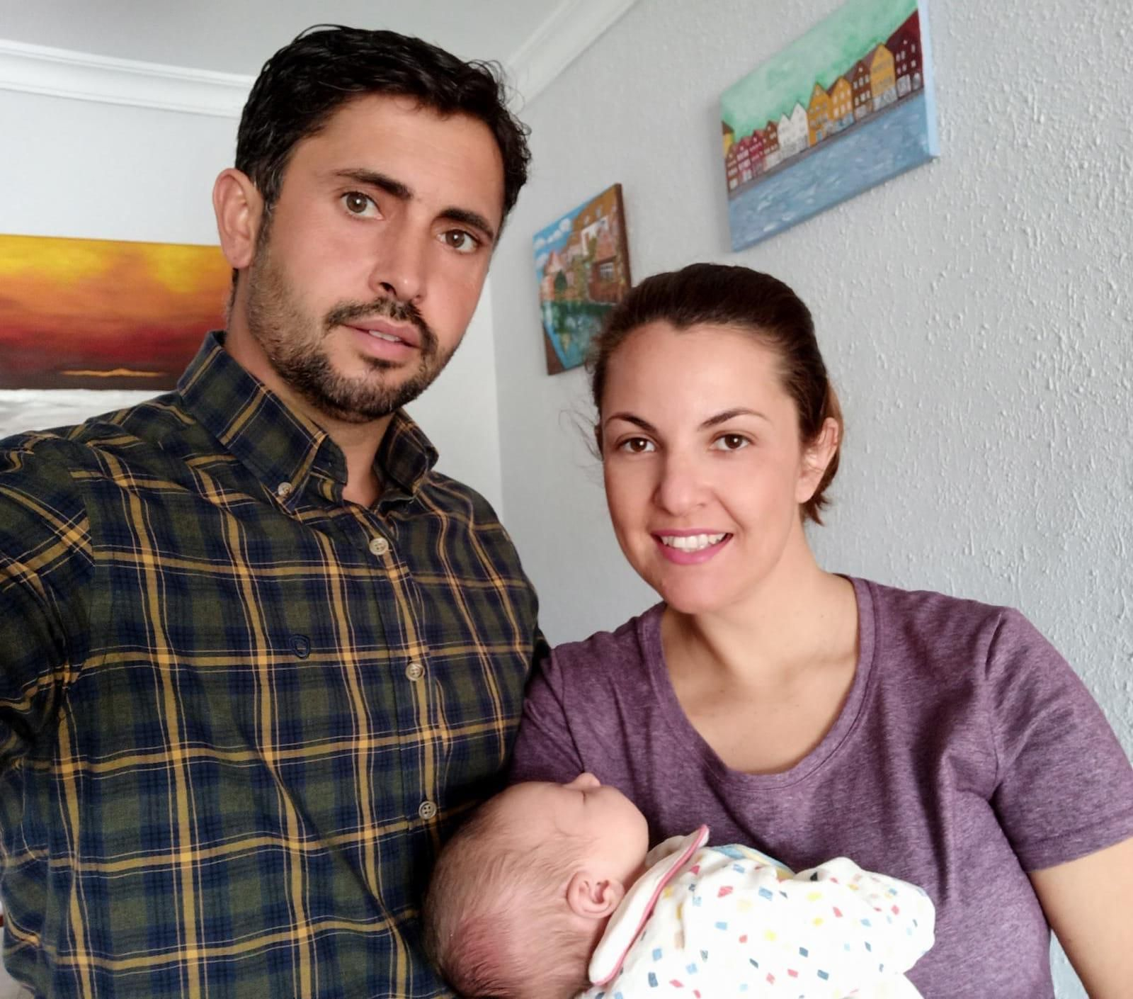 Javier y Lorena, los padres de la pequeña Alicia.