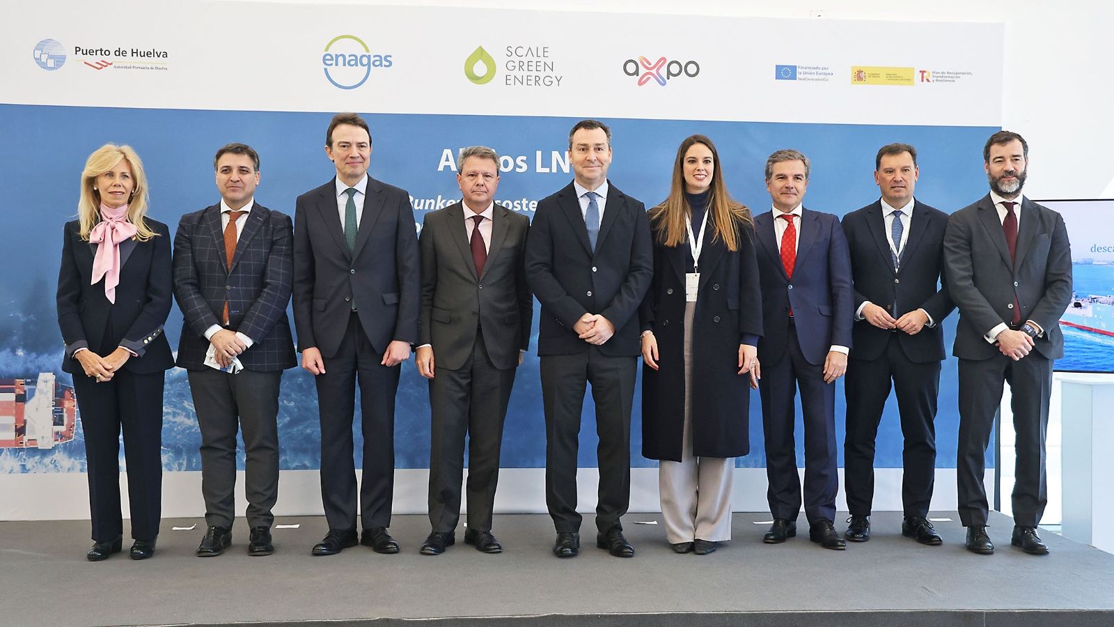 Foto de familia de autoridades y representantes empresariales durante el acto de presentación del ‘Alisios LNG’.