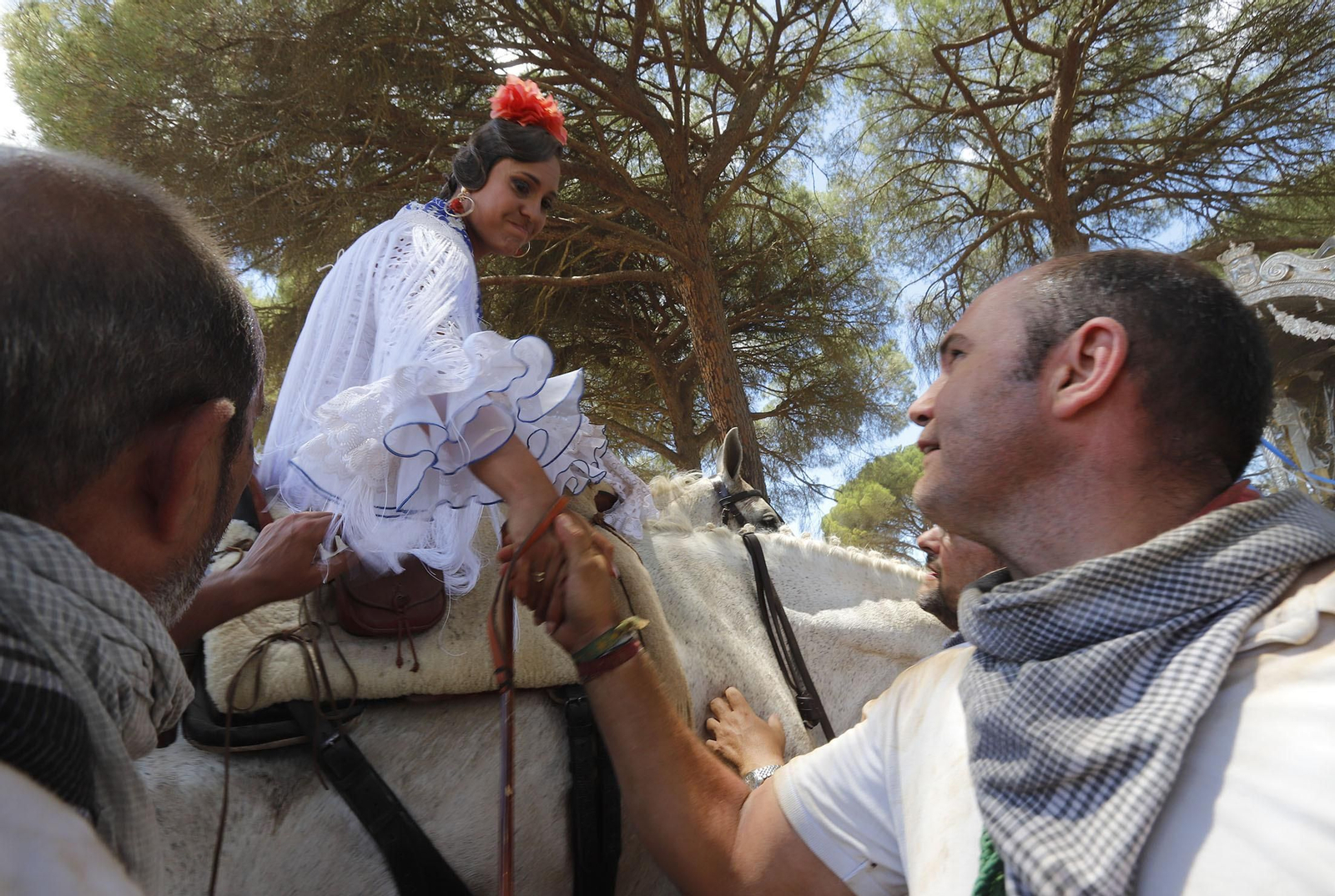 El camino de la Hermandad de Huelva por las arenas hacia El Rocío, en imágenes