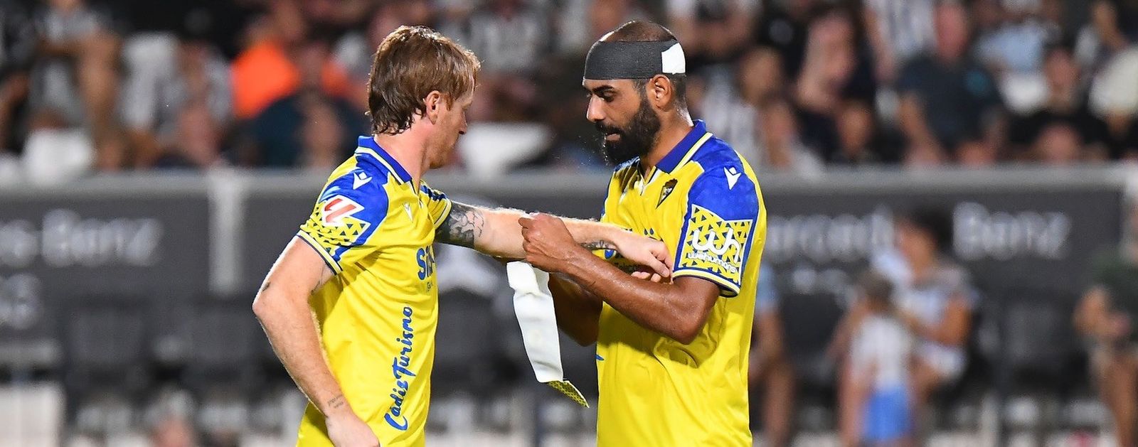 Traspaso de brazalete entre Álex y Fali en un partido del Cádiz.