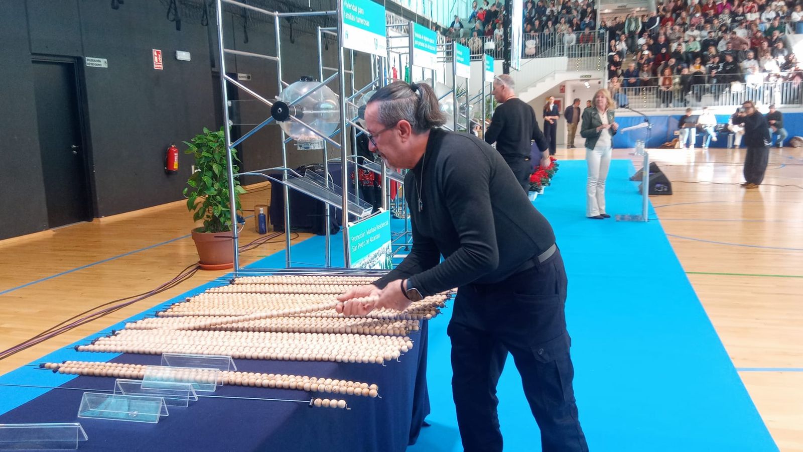 La preparación de bolas para su introducción en uno de los bombos.