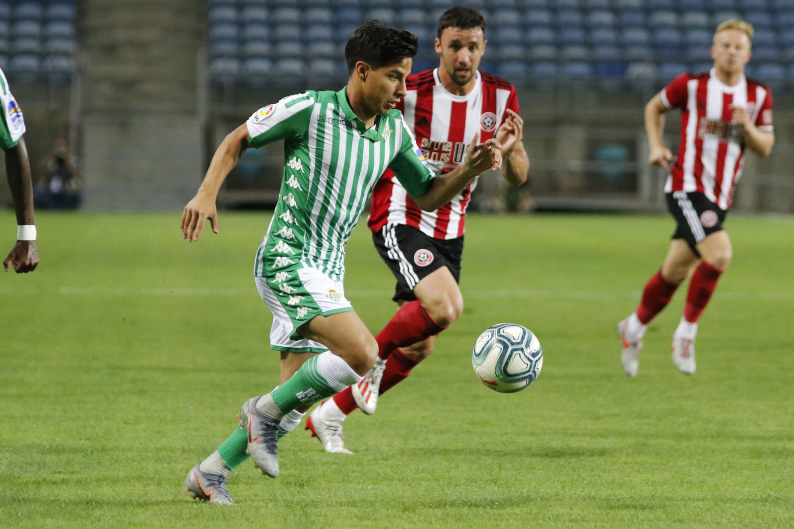 Diego Lainez conduce la pelota en un partido con el Betis.