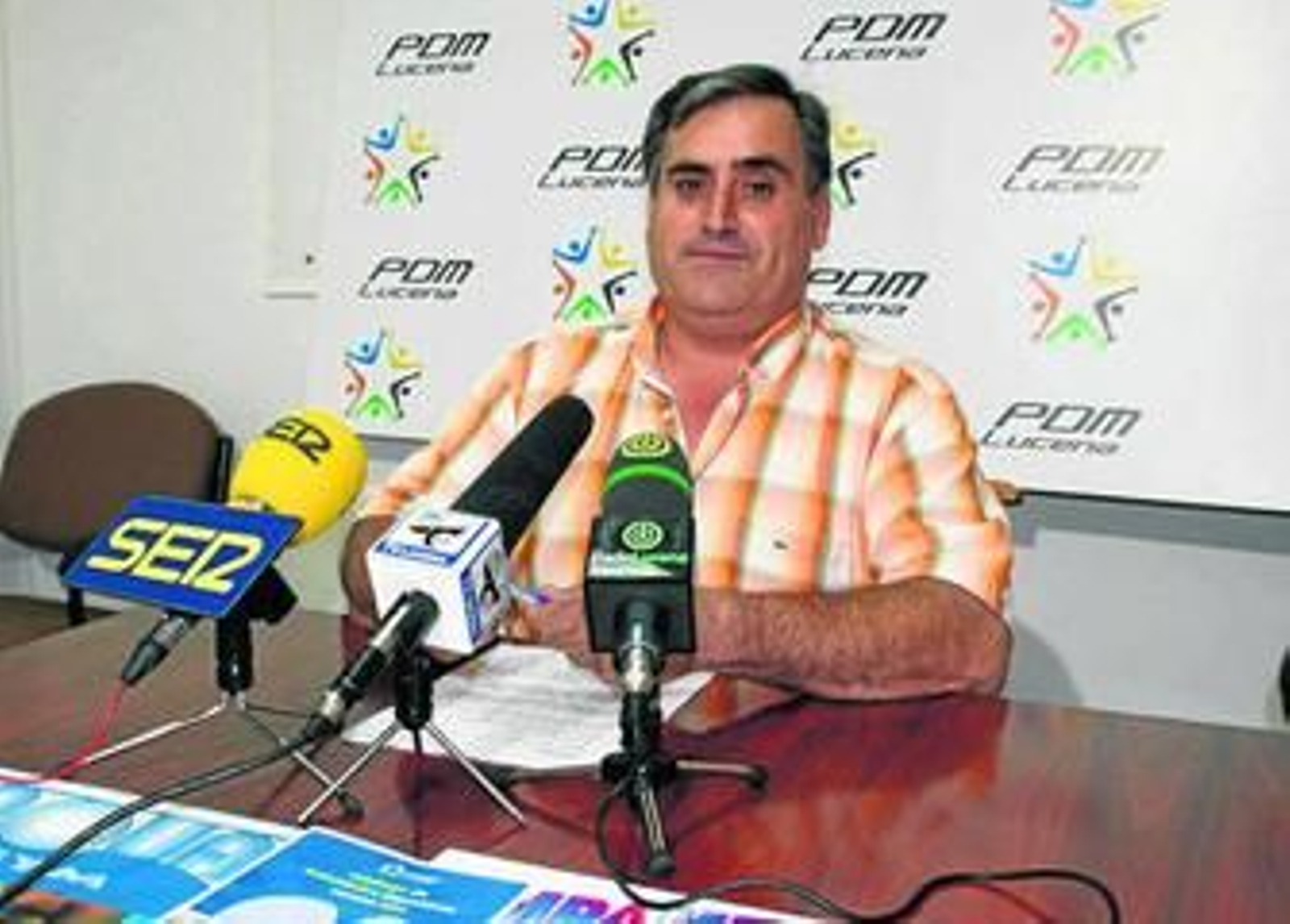 Agustín Corrales señala las alternativas a la situación actual de la piscina. Agustín Corrales señala las alternativas a la situación actual de la piscina.