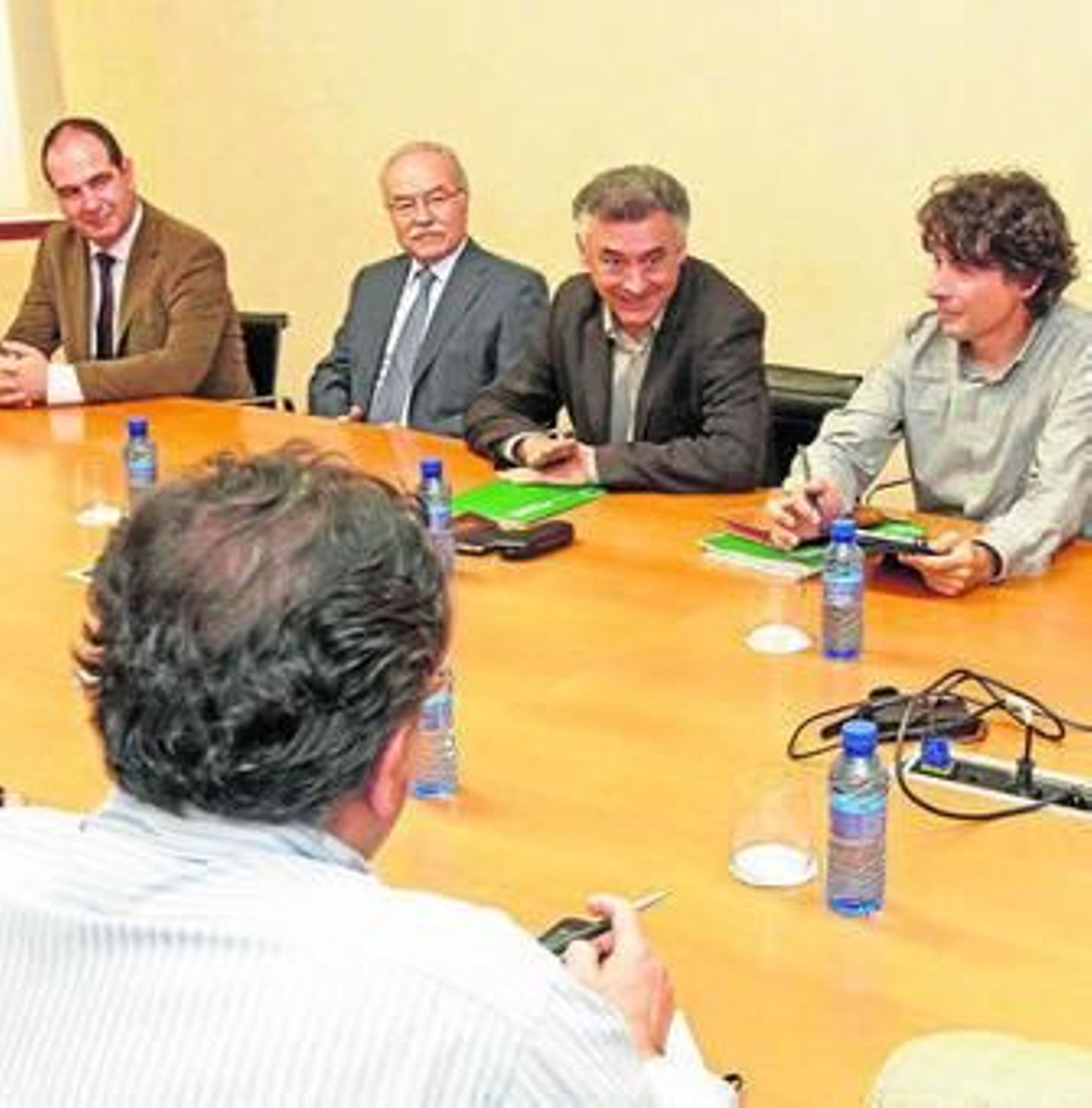 Juan Antonio Patrón, Manuel Morón, Federico Fernández y Ramón Bravo, ayer en la Autoridad Portuaria. Juan Antonio Patrón, Manuel Morón, Federico Fernández y Ramón Bravo, ayer en la Autoridad Portuaria.