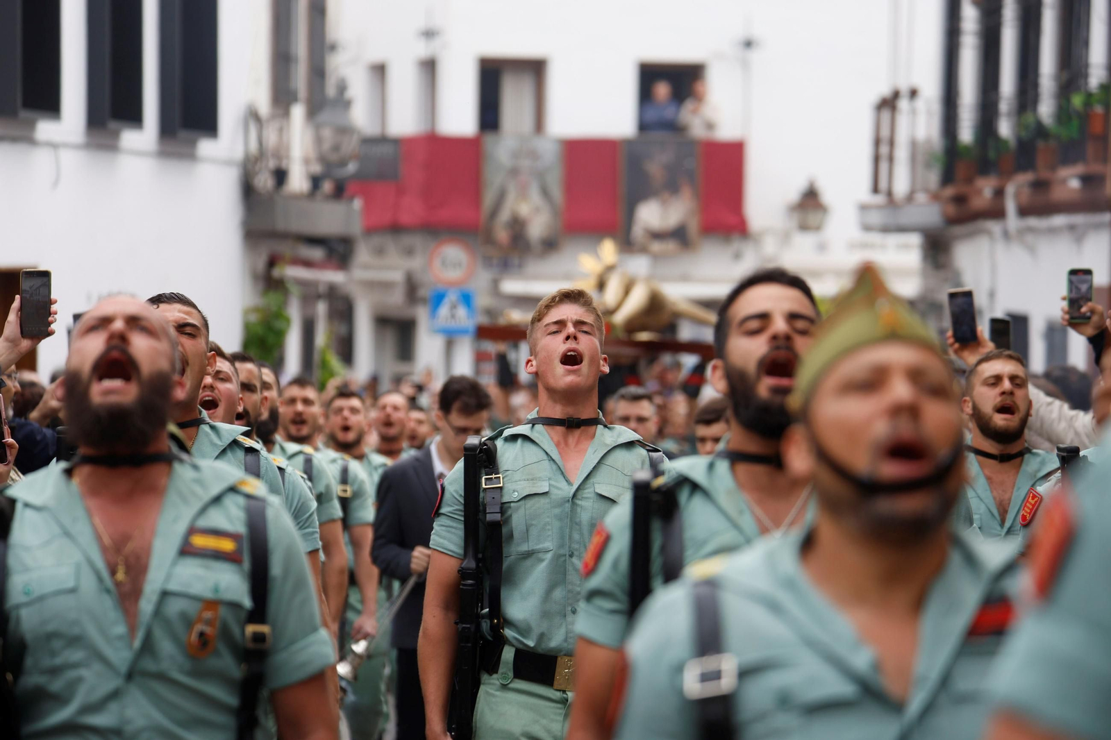 El vía crucis de la Caridad con la Legión en el Viernes Santo de Córdoba, en imágenes
