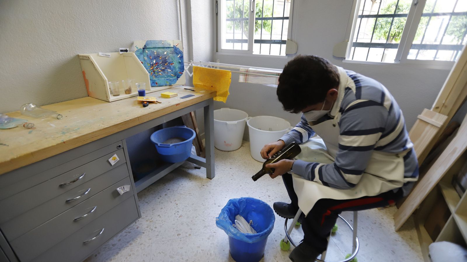 Guille prepara una botella para su posterior reutilización.