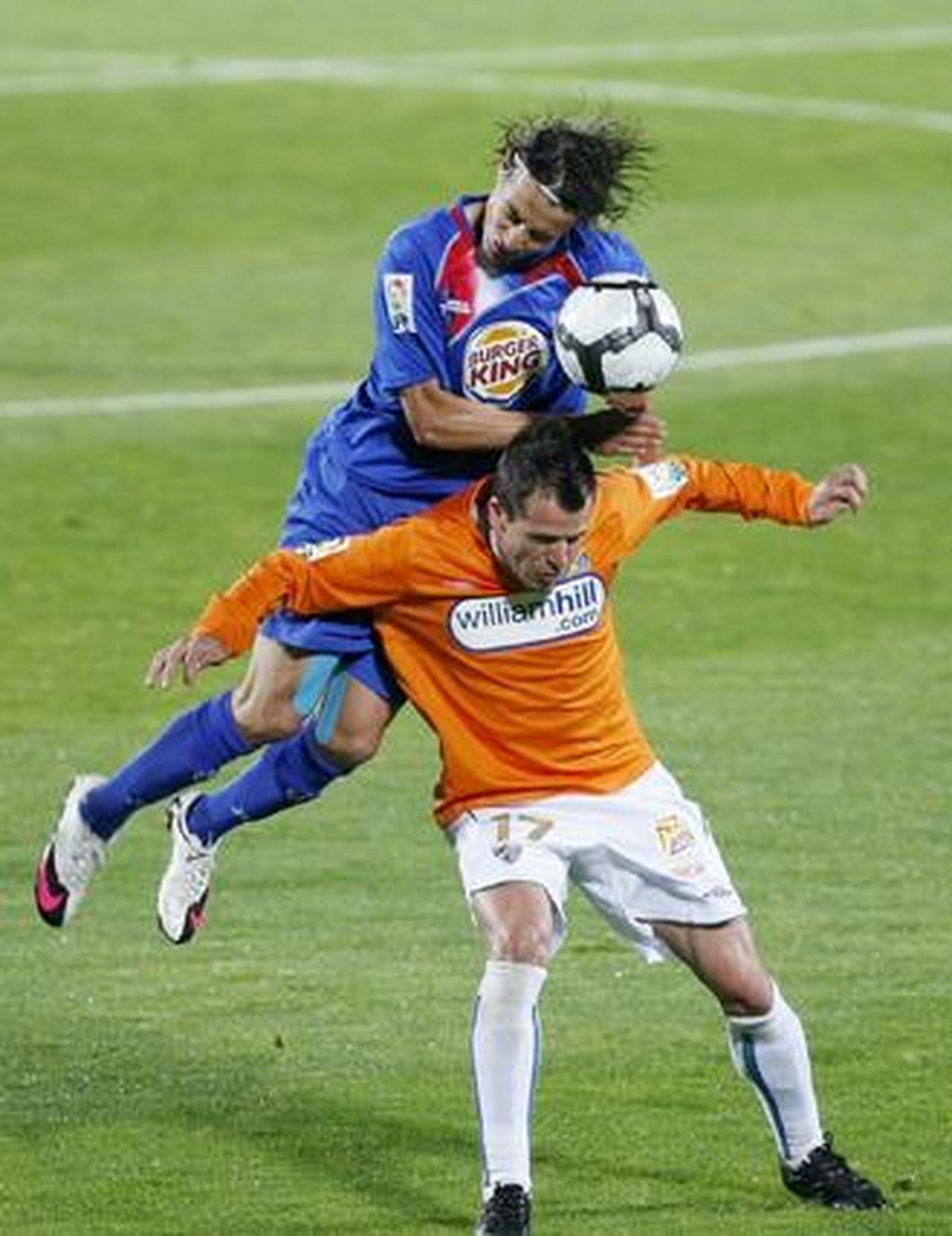 El Málaga pierde en Getafe y cae a puestos de descenso a falta de una jornada. / EFE