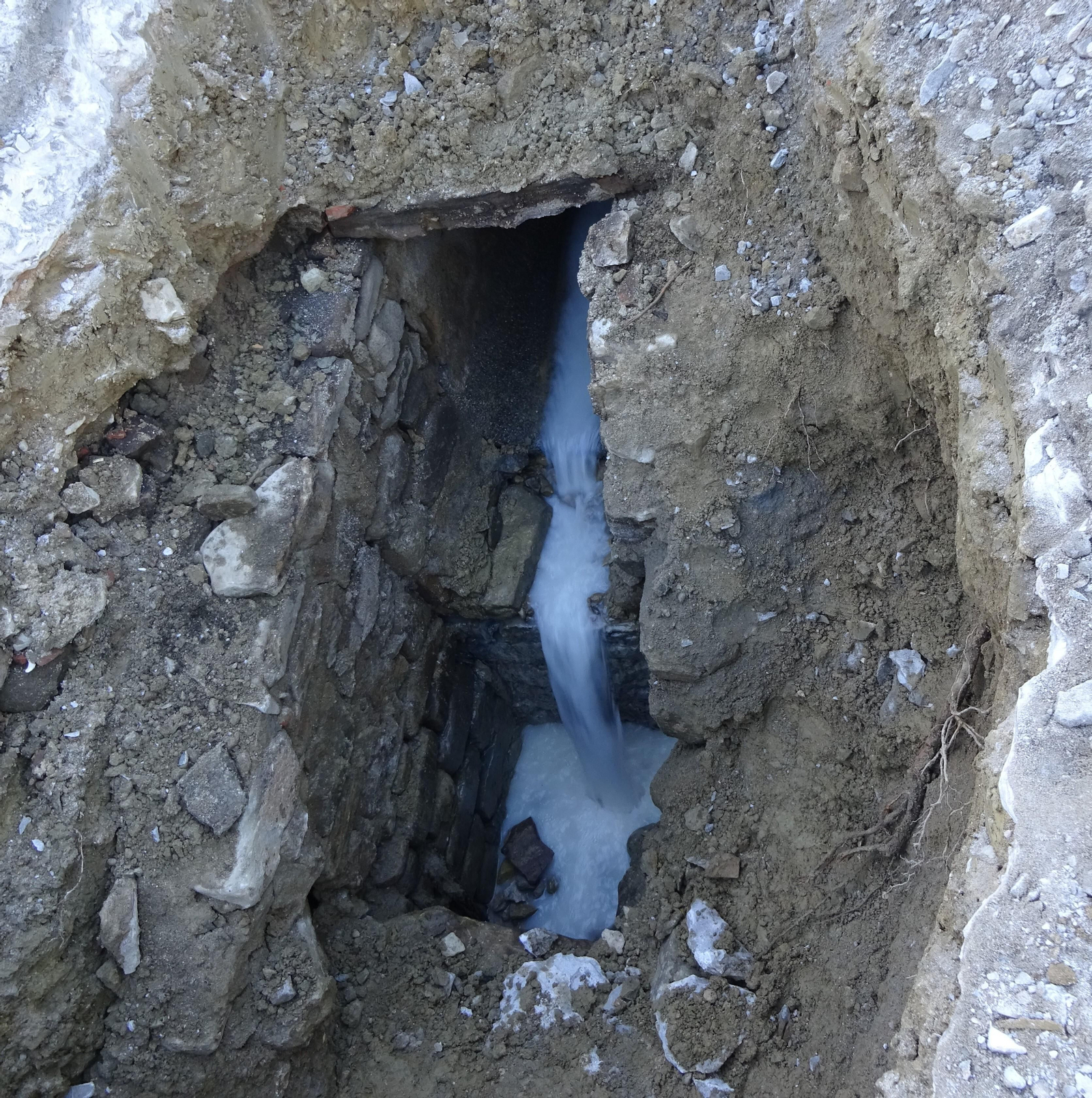 5. Cañería construida en 1890 en Calzadilla de Téllez. La cobija o losa superior ha cedido por el peso de los vehículos