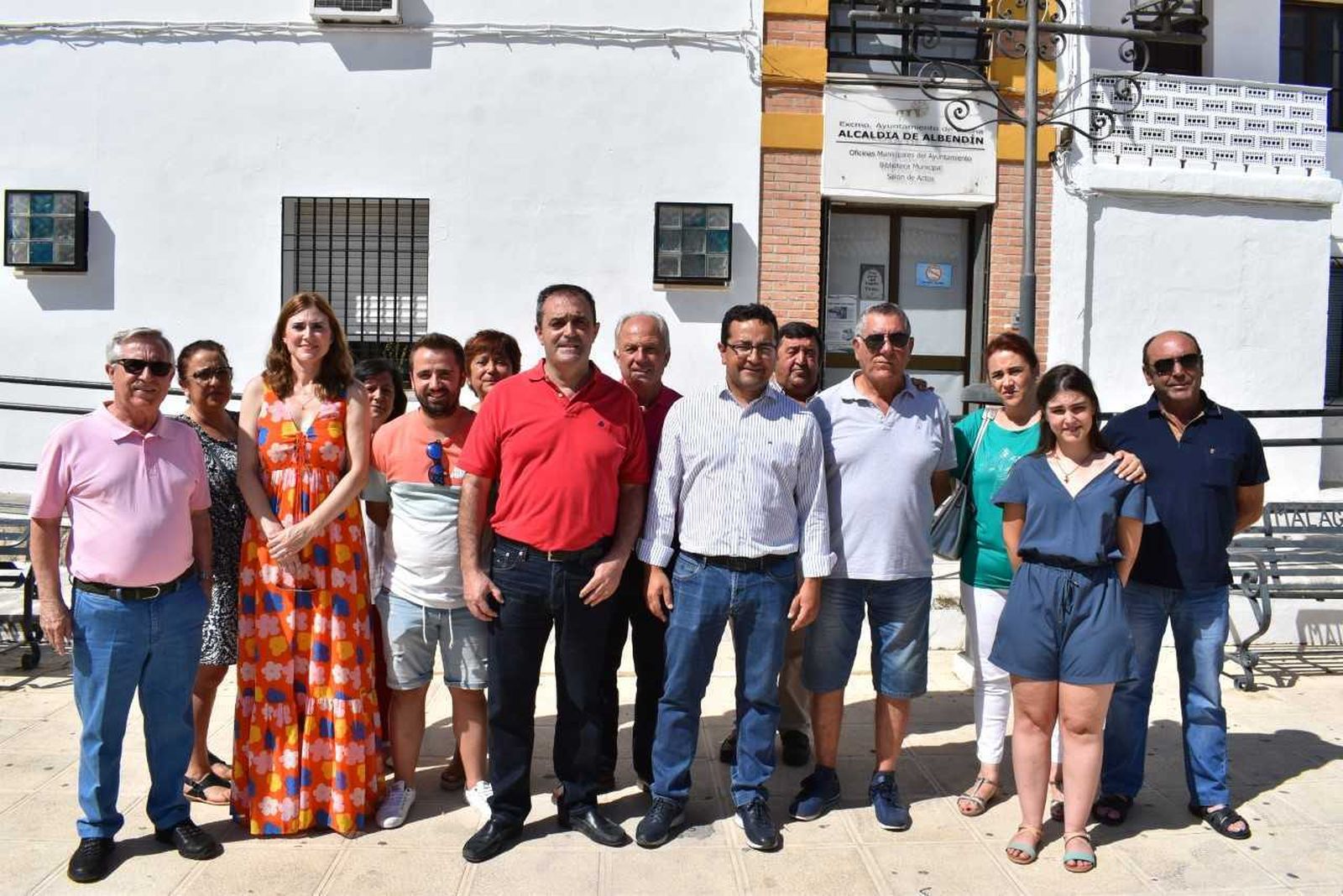 Jesús Rojano, con vecinos de la pedanía de Albendín.