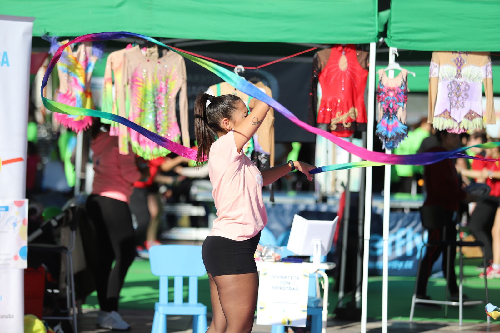 Imágenes  del Tour Universo Mujer  en la Plaza de  Las Monjas de Huelva