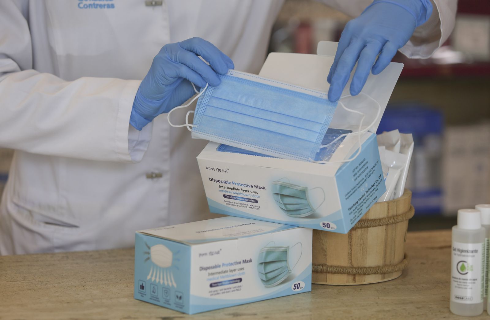 Farmacia en Granada: "Tenemos una lista de espera larguísima para comprar mascarillas"