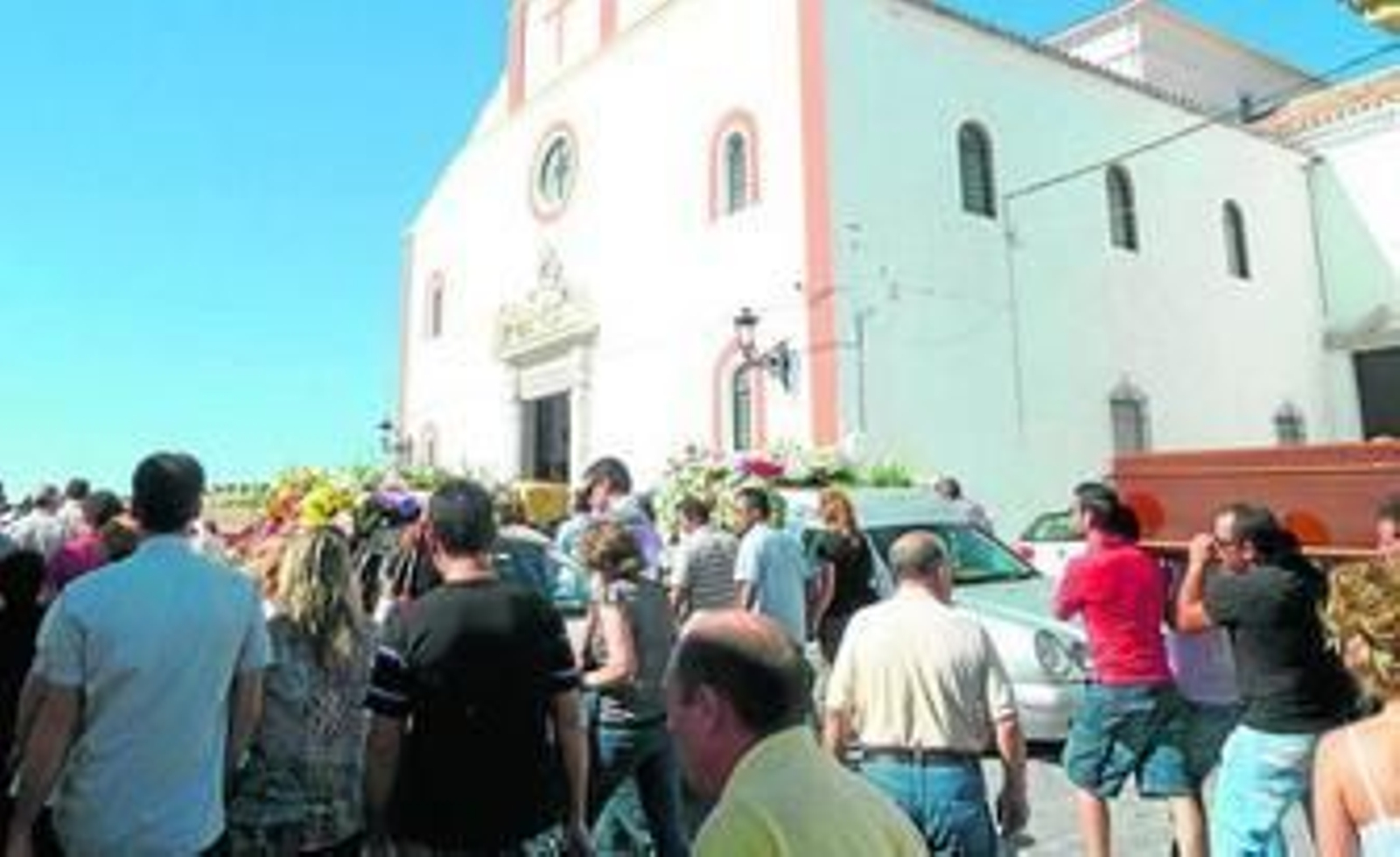 Momento en el que los dos féretros llegan a la iglesia de la localidad carteyana.
