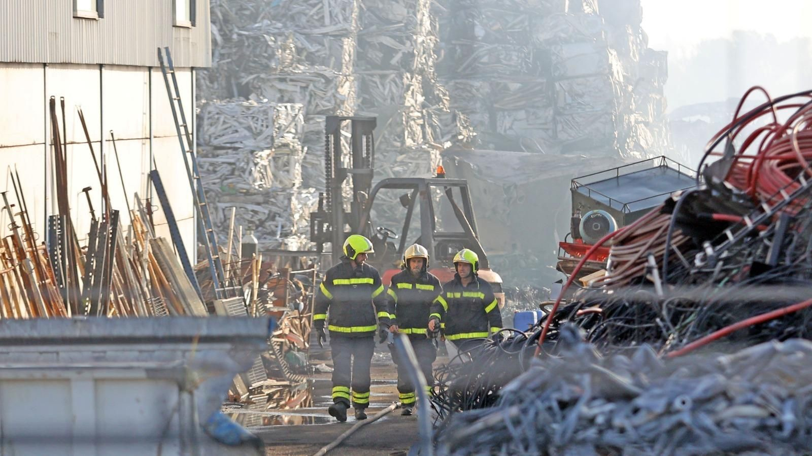 Espectacular incendio en una chatarrería de Jerez