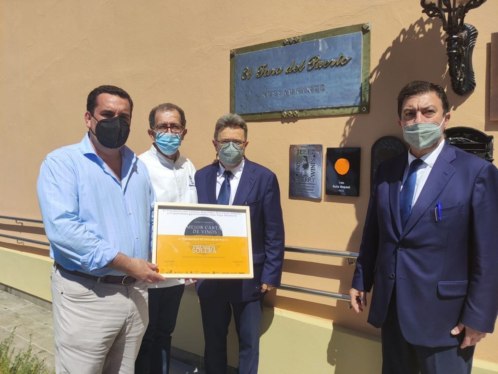 Curro Martínez, con el propietario y parte de la plantilla de El Faro de El Puerto.