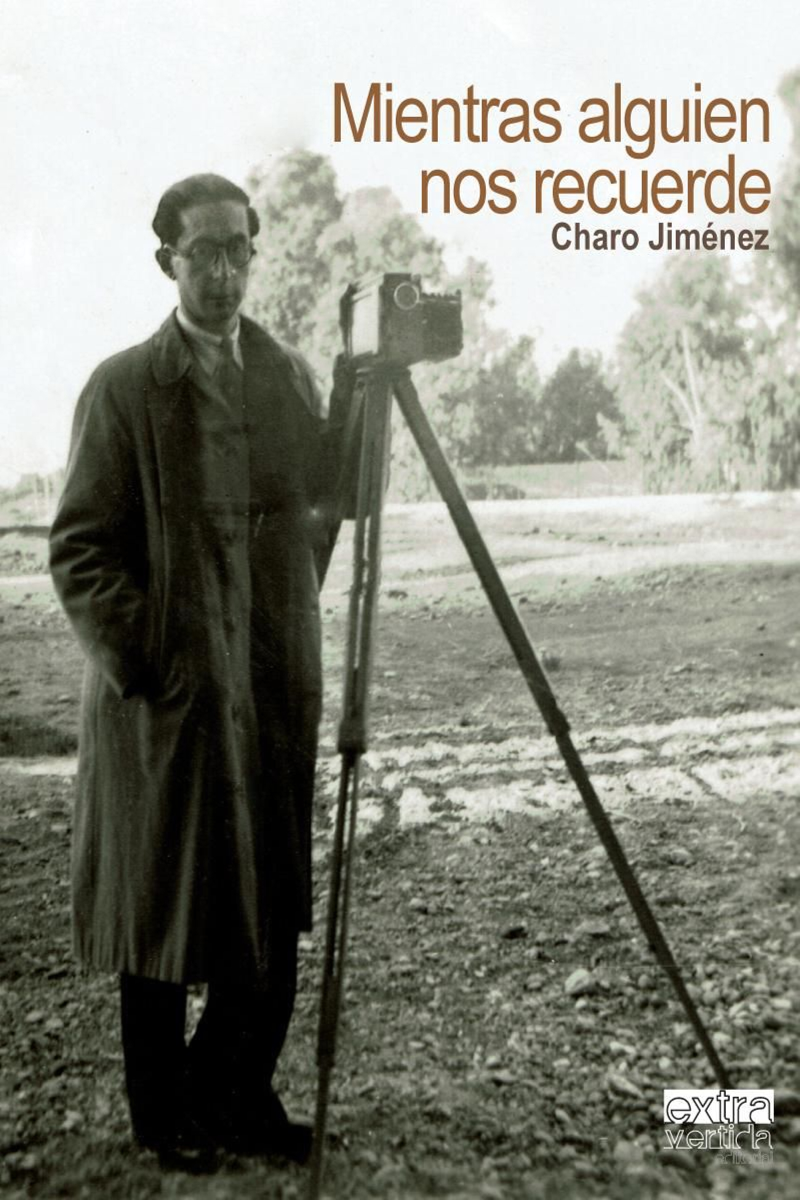 Cubierta de la novela 'Mientra alguien nos recuerde', de Charo Jiménez.