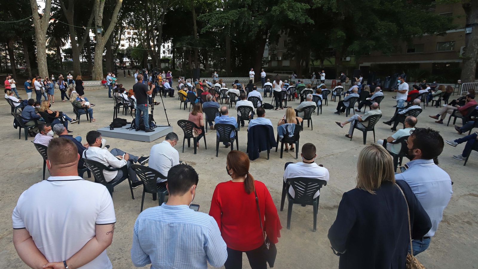 Fotos de Juan Espadas con simpatizantes del Psoe en Algeciras