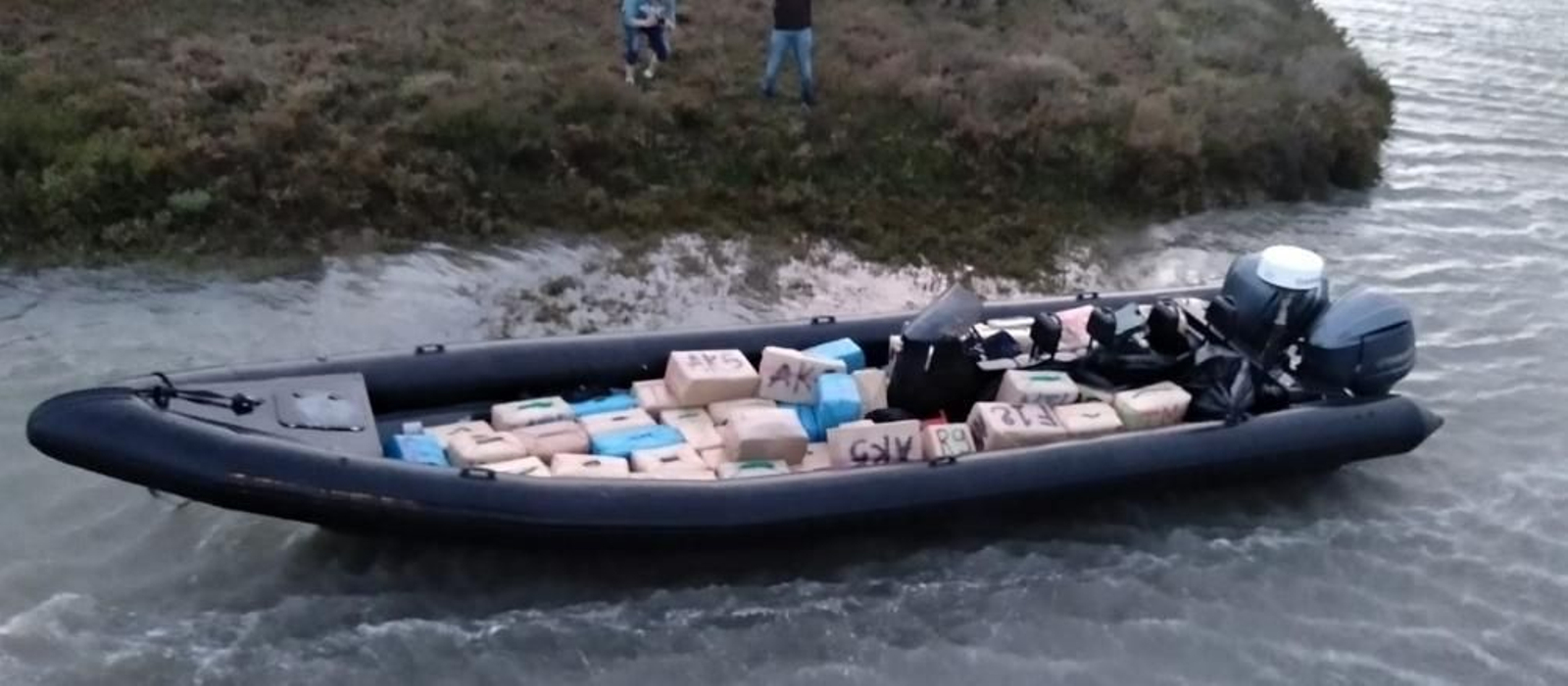 Una de las semirrígidas abandonadas en la marisma con una gran cantidad de droga.