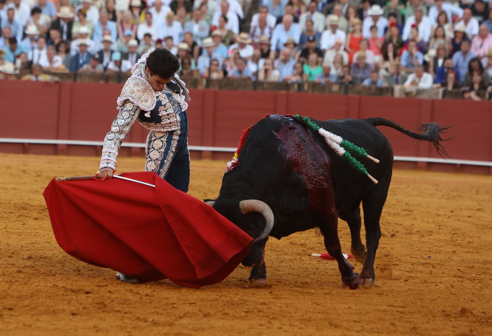 Imágenes de la corrida de toros en la Feria de Sevilla 2023 con El Juli, Alejandro Talavante y Tomás Rufo