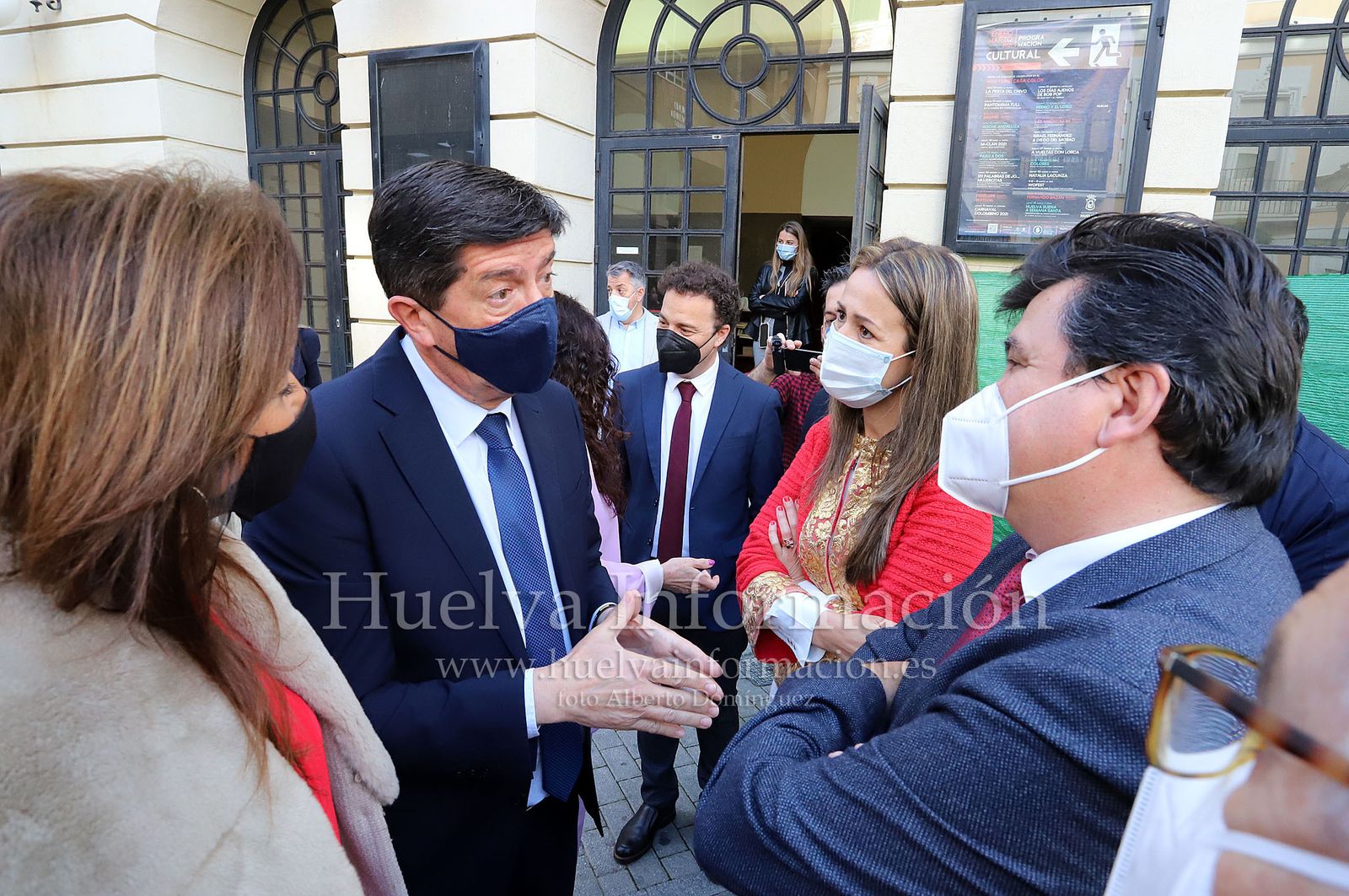 Imágenes de la visita a las obras en el Gran Teatro de Huelva del vicepresidente Juan Marín, acompañado de la consejera Rocío Ruiz y del alcalde Gabriel Cruz