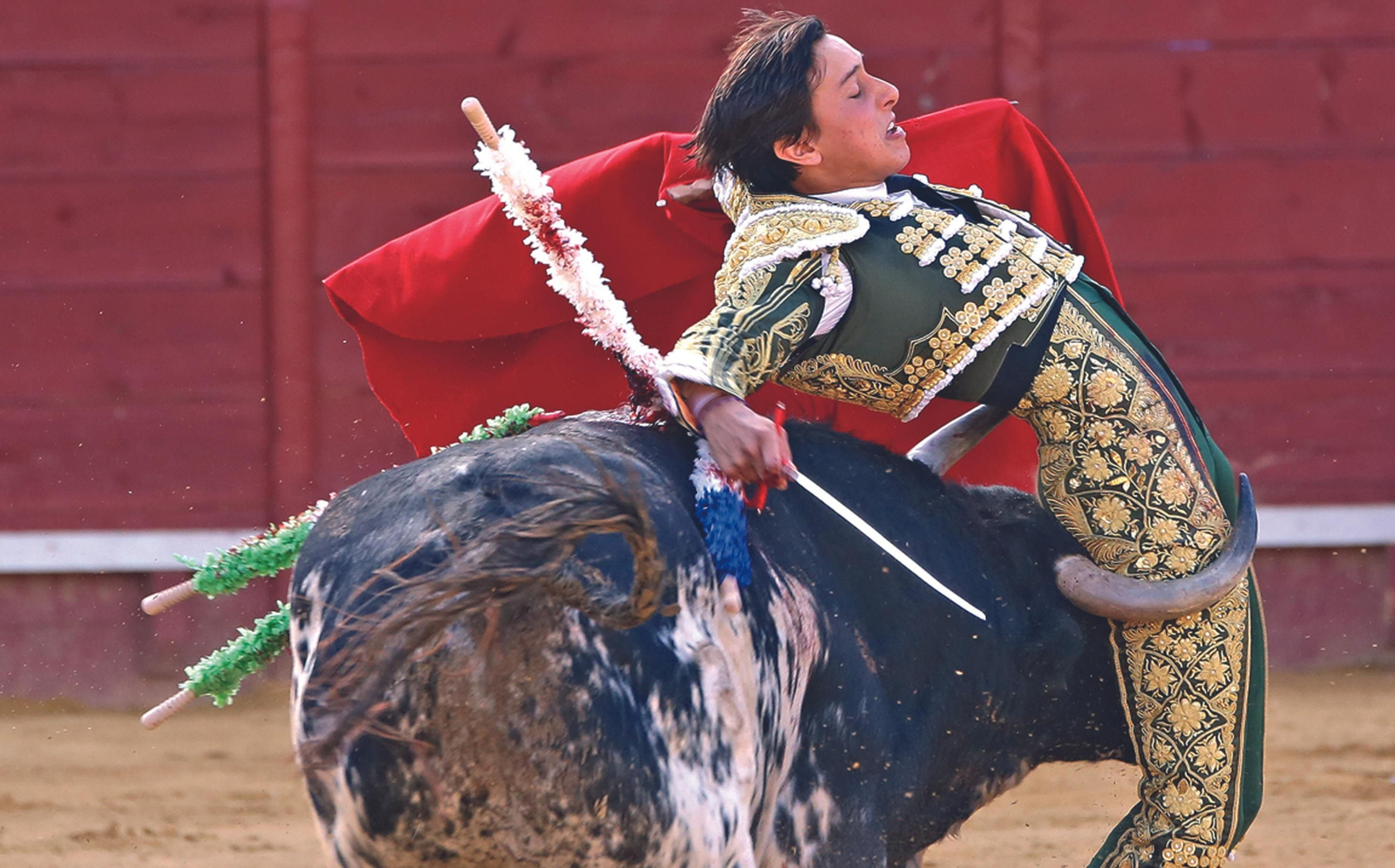 El peruano, cogido sin consecuencias al abrirse  de muleta en su primero.