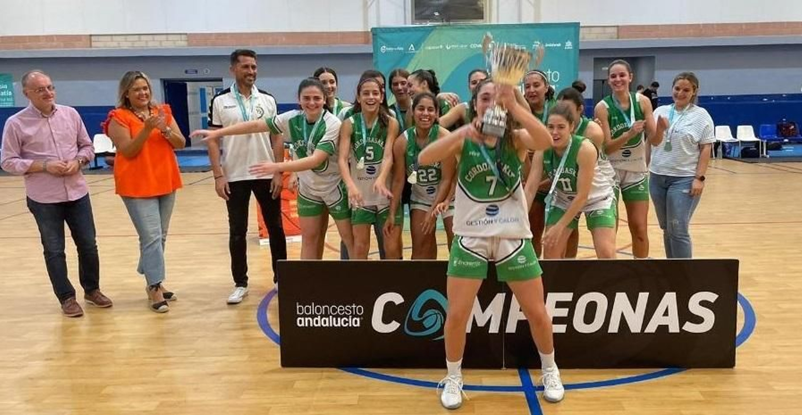 El Cordobasket celebra su título en el Colegio Cervantes