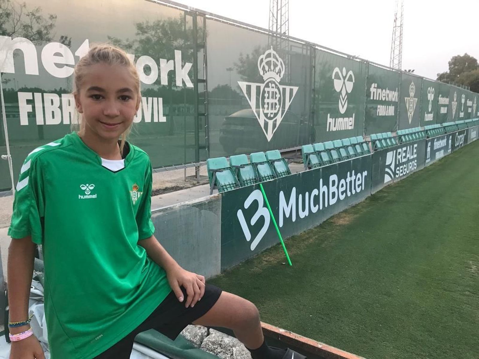 Alba Blanco posa en la ciudad deportiva del Real Betis.
