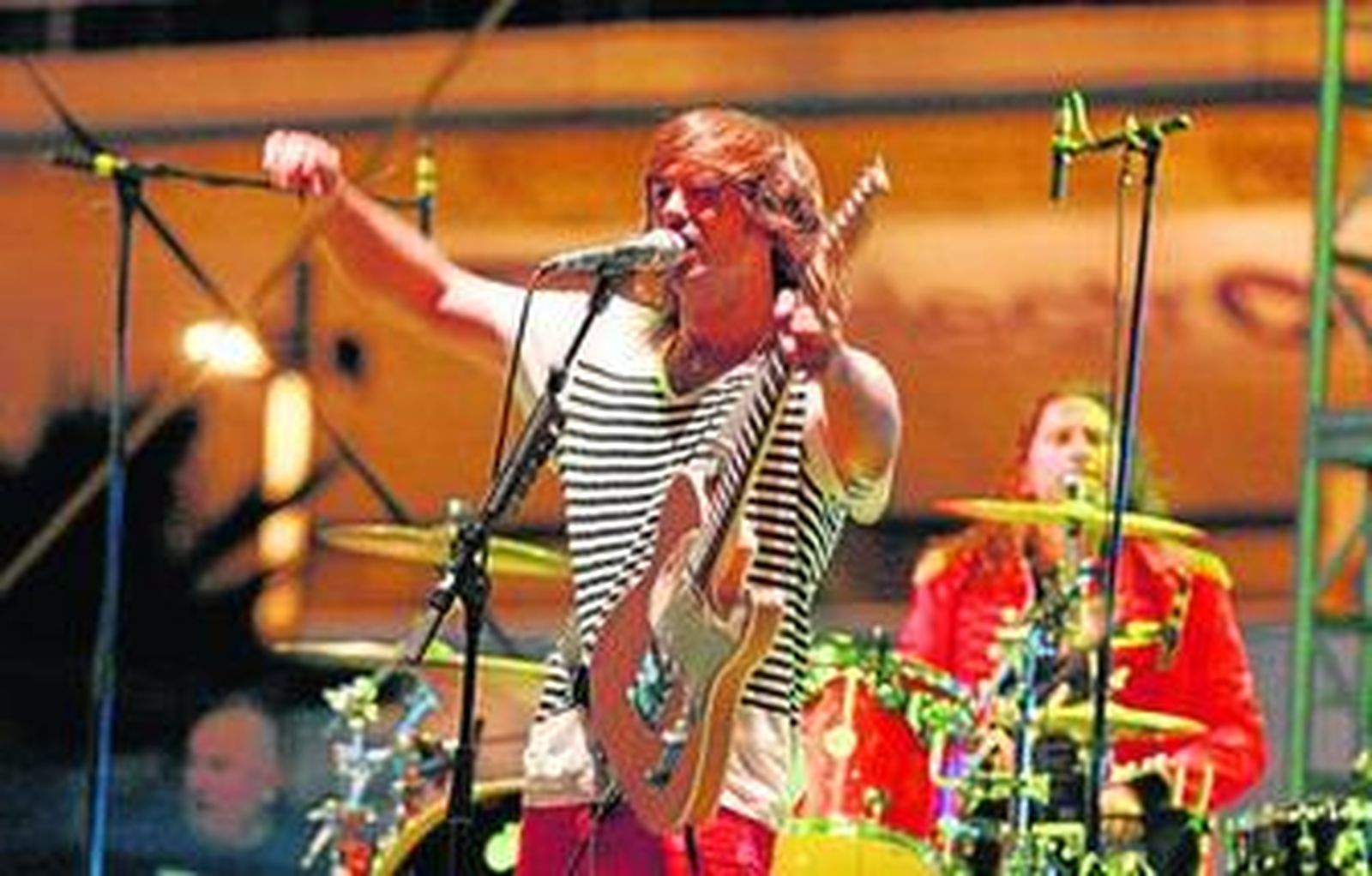 Actuación de El Pescao junto a la ría de Huelva, anoche.