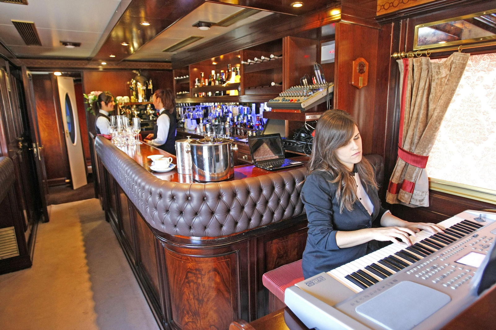 Así se viaja en el Tren Al Andalus, un hotel de lujo sobre raíles