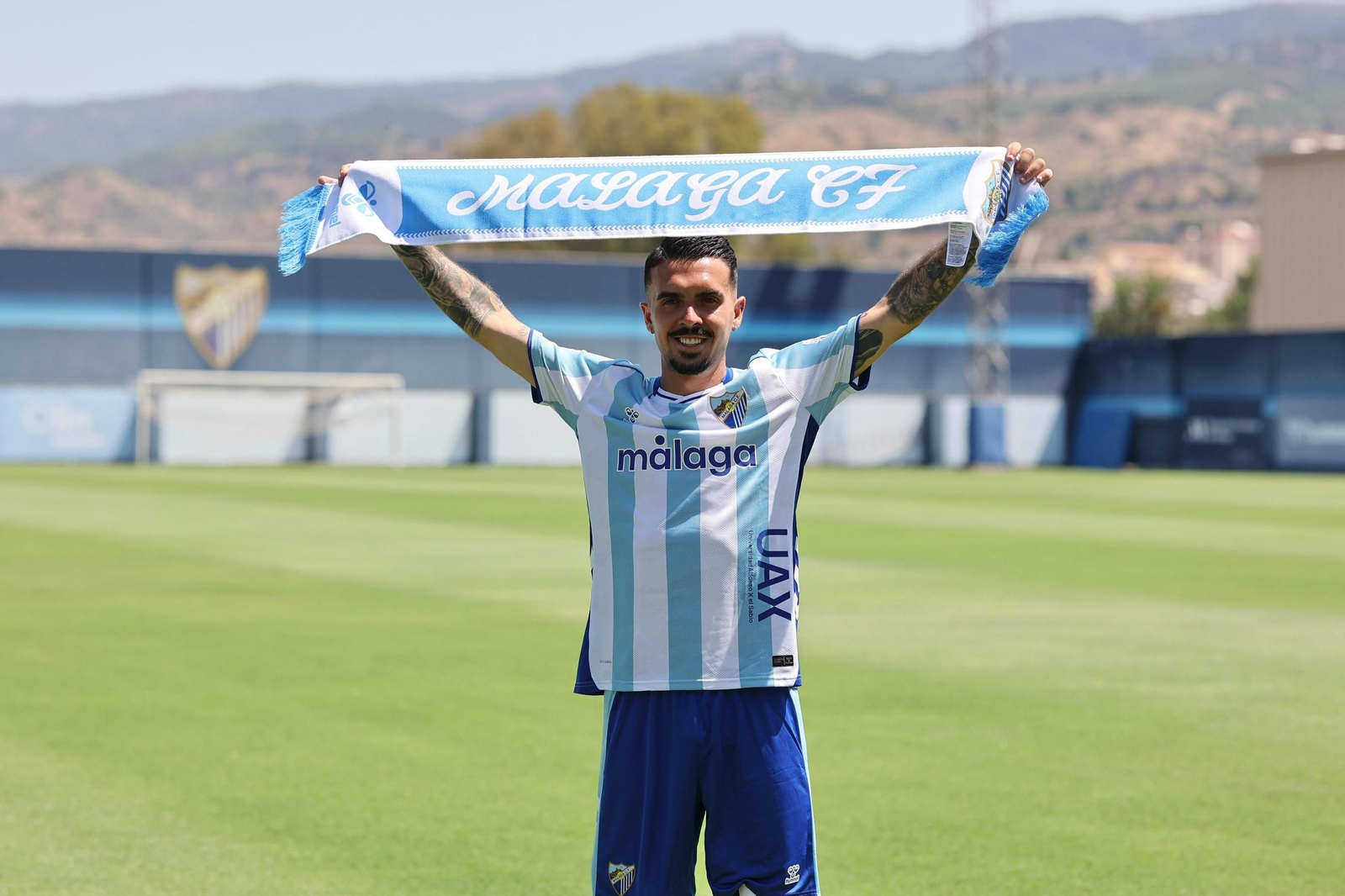 Joaquín Muñoz, radiante y con su gente en su primer día de malaguista