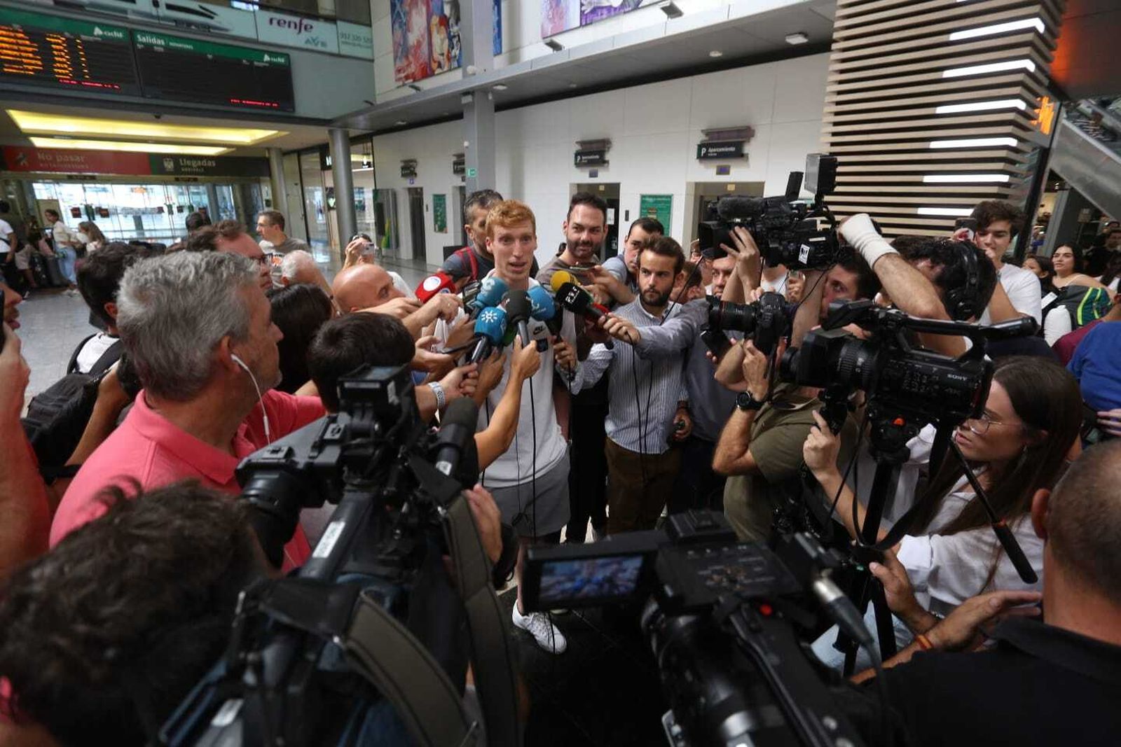 La llegada a Málaga de Alberto Díaz y Darío Brizuela con el oro a Málaga