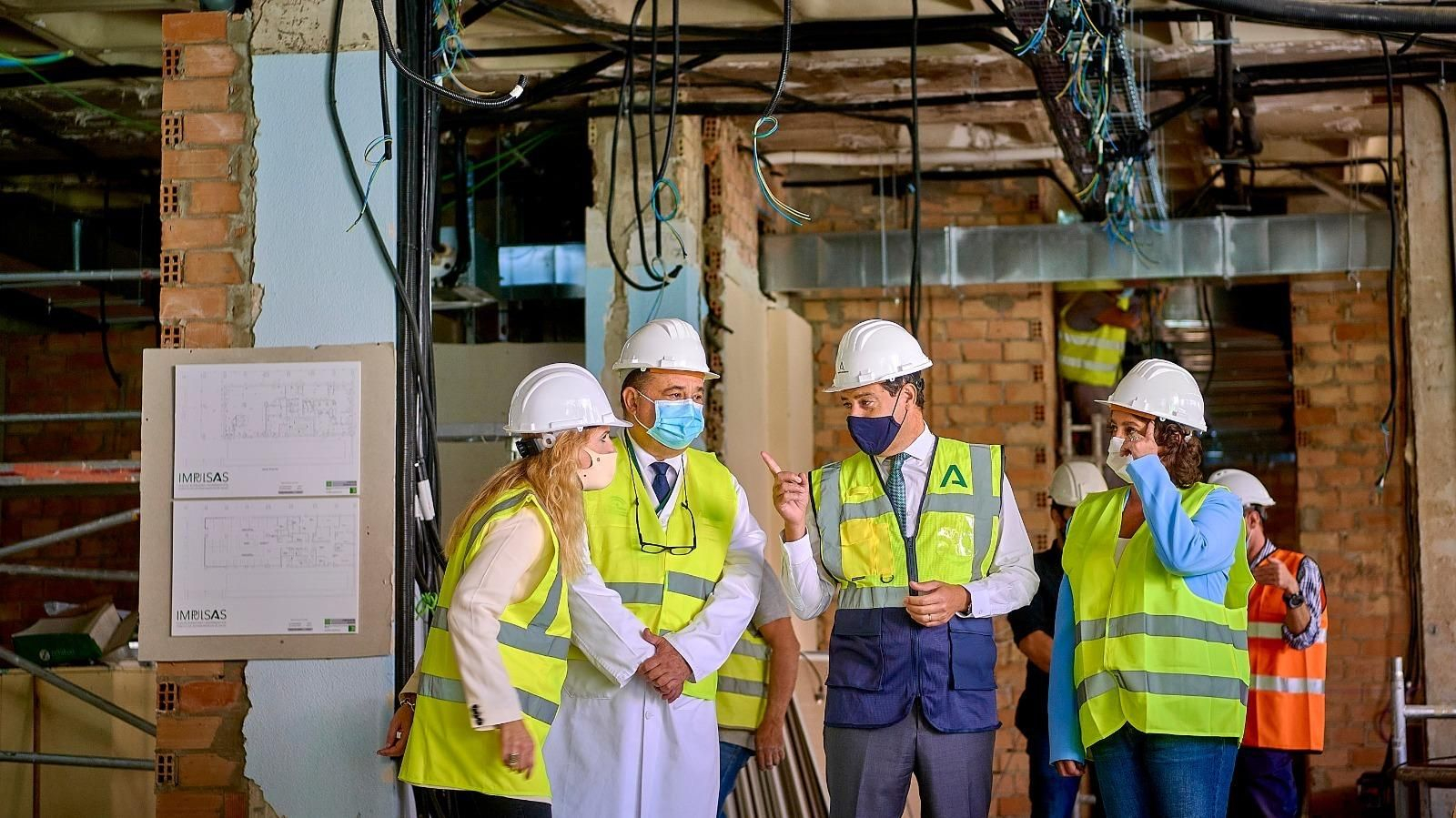 Juanma Moreno durante la visita a las obras que se están realizando en el Puerta del Mar.
