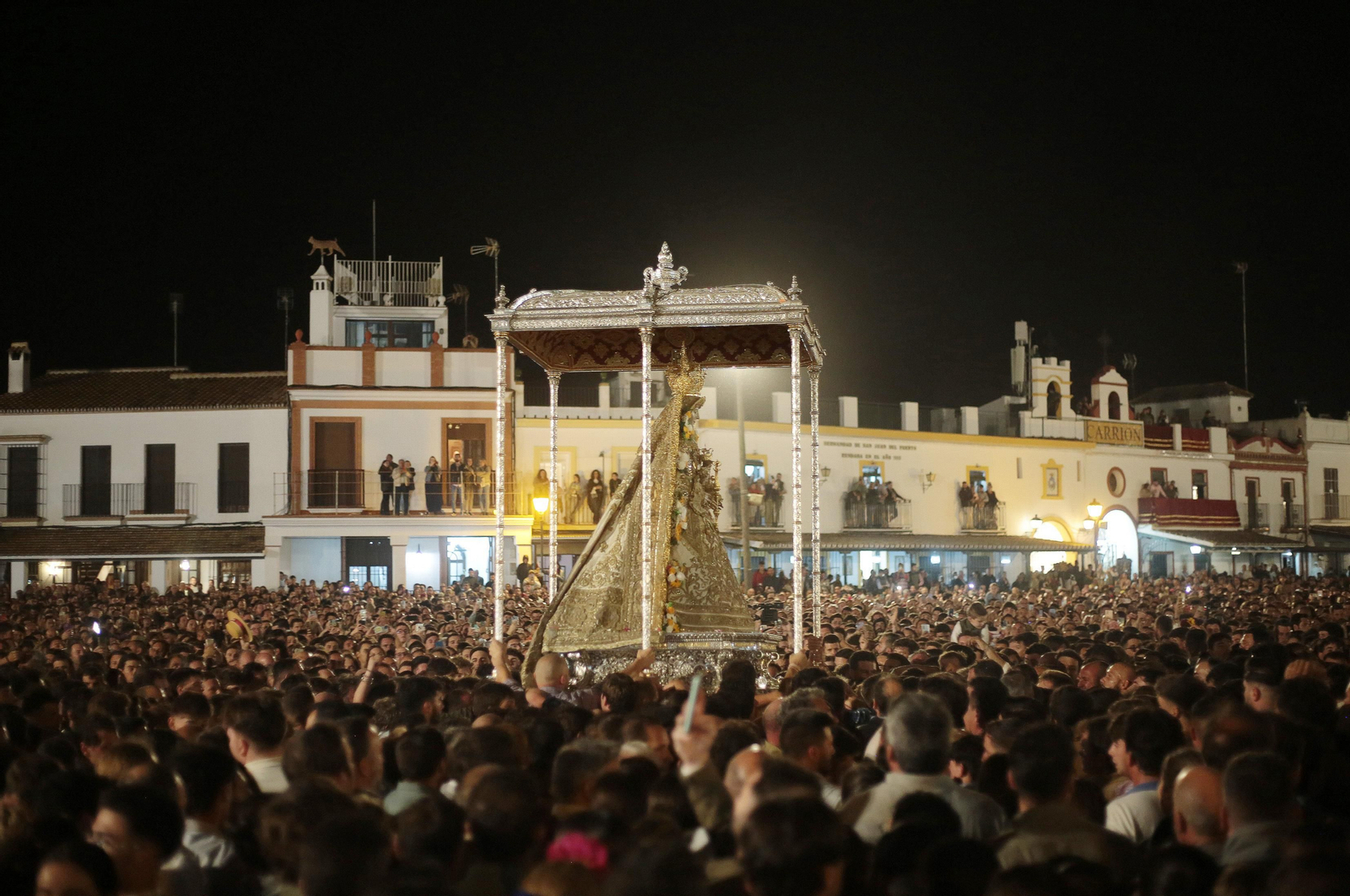 El Rocío 2023: Salto a la reja y procesión de la Virgen del Rocío en imágenes