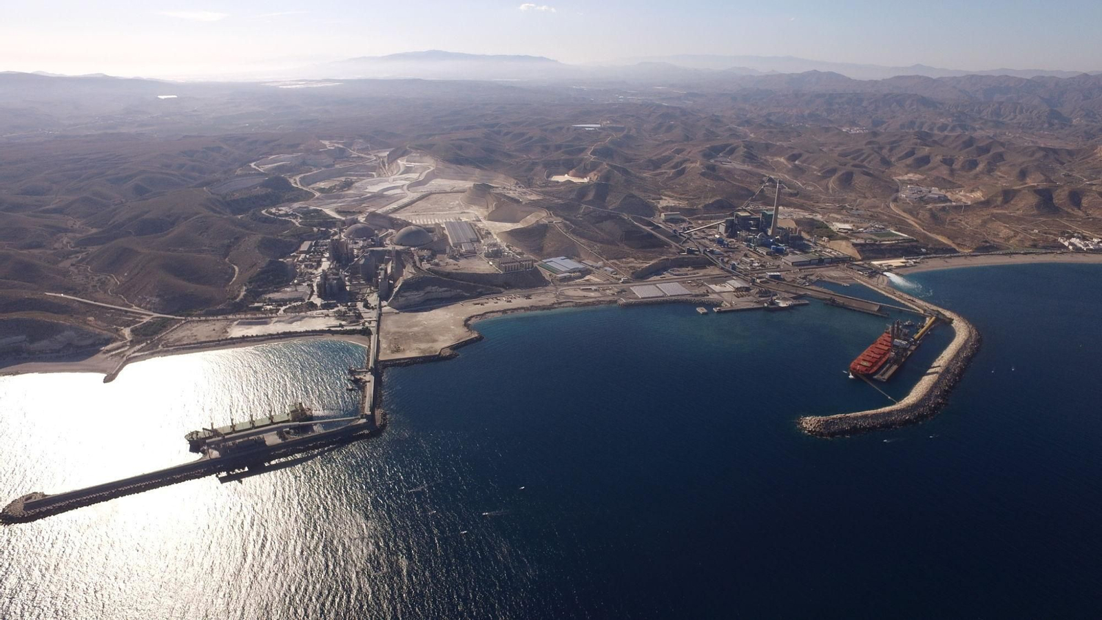 Vista panorámica del puerto de Carboneras