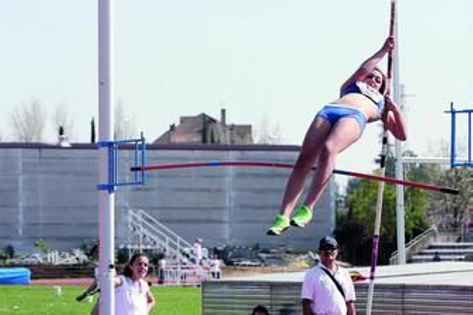 Ángela María López, del Pozoblanco Ginés, en la prueba de pértiga.