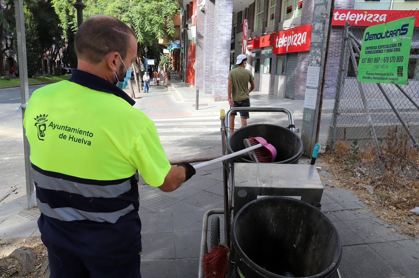 Uno de los 145 empleados de la limpieza en Huelva. Uno de los 145 empleados de la limpieza en Huelva.