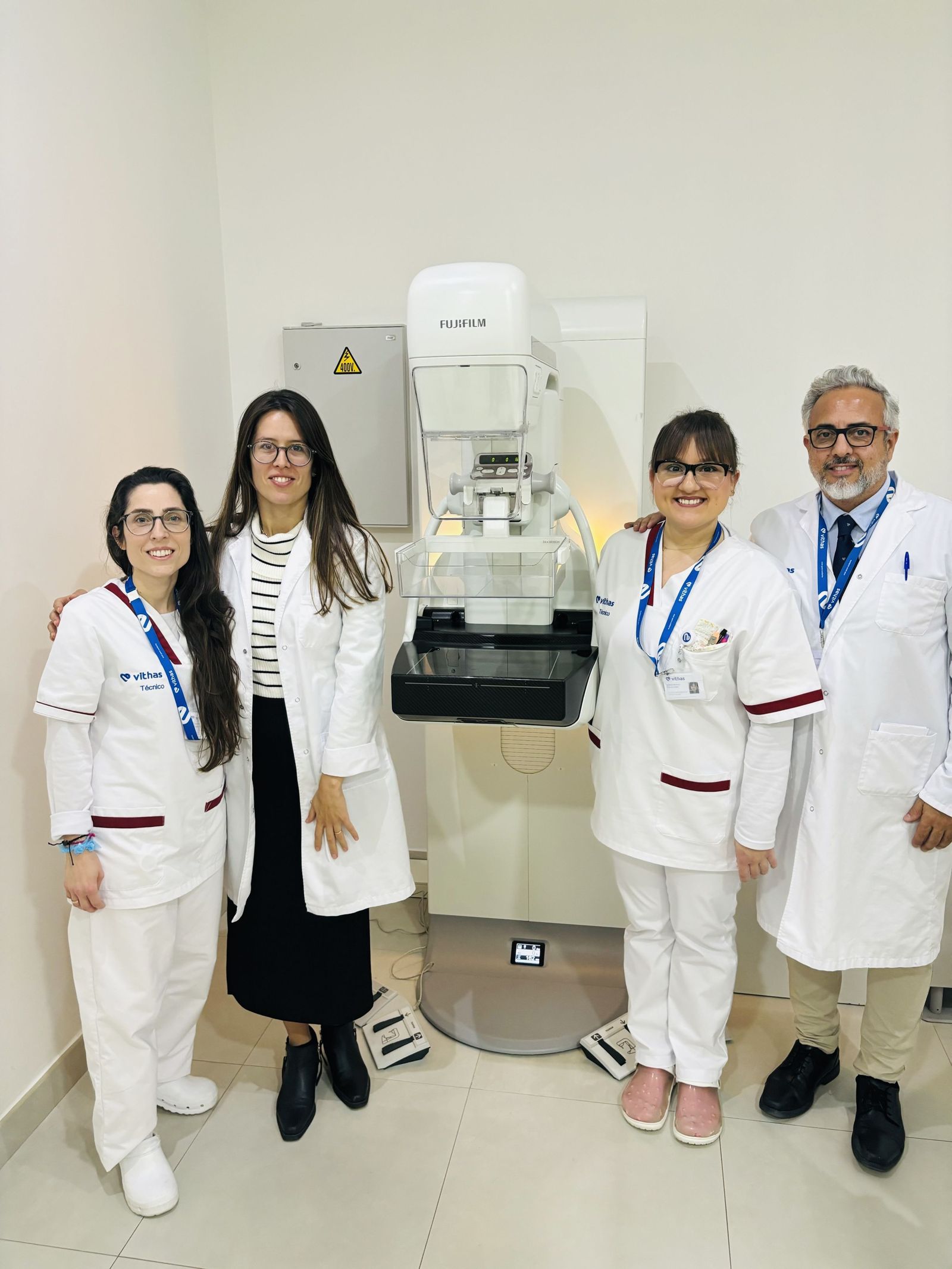 Equipo de Vithas Xanit Estepona con el nuevo equipo para hacer mamografías 3D.
