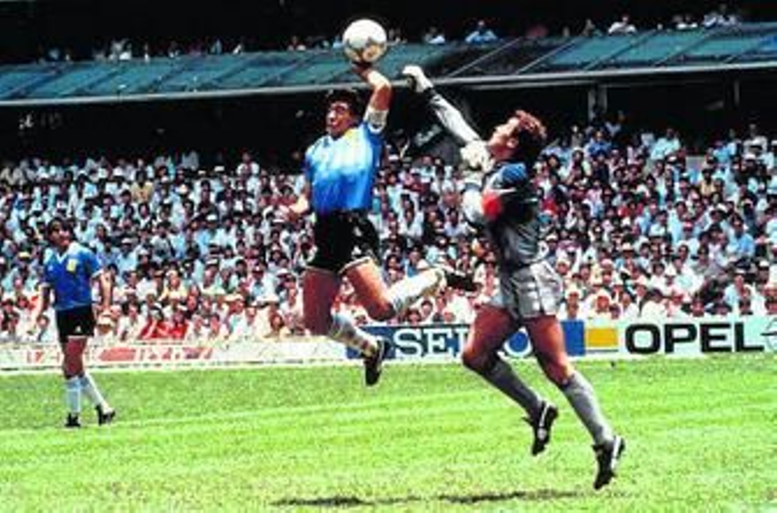 Maradona, abriendo con la 'mano de Dios' la victoria contra Inglaterra (y las Malvinas) en la final de México 86.