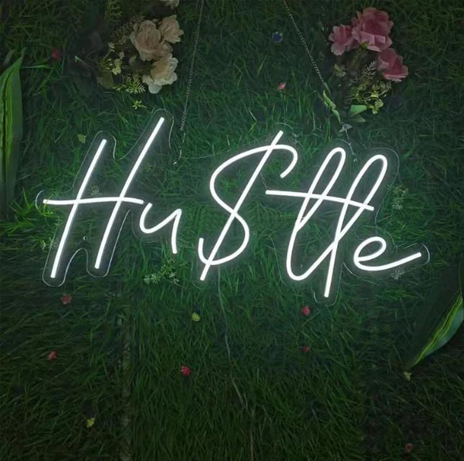 Neones personalizados: el nuevo gancho de los negocios de Sevilla