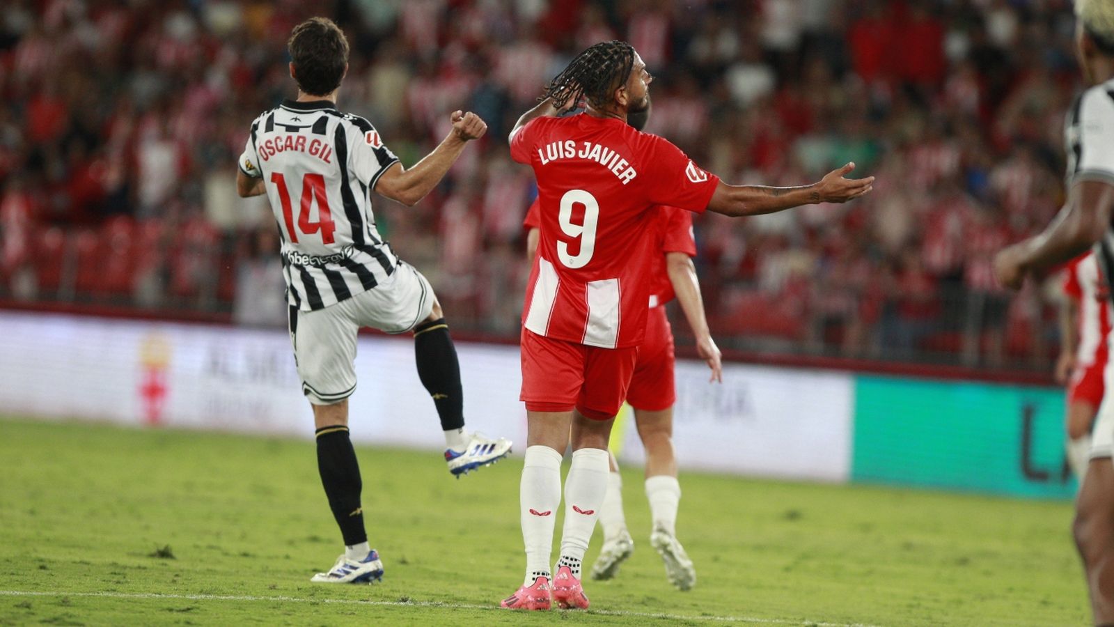 Luis Suárez se lamenta de una ocasión perdonada contra el Castellón.