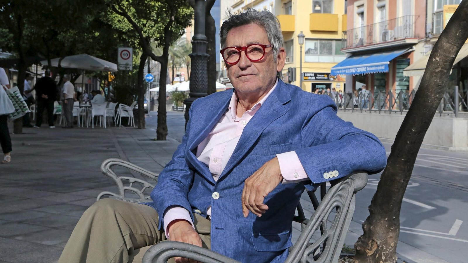 José Antonio Carmona posando para esta entrevista en la Corredera.