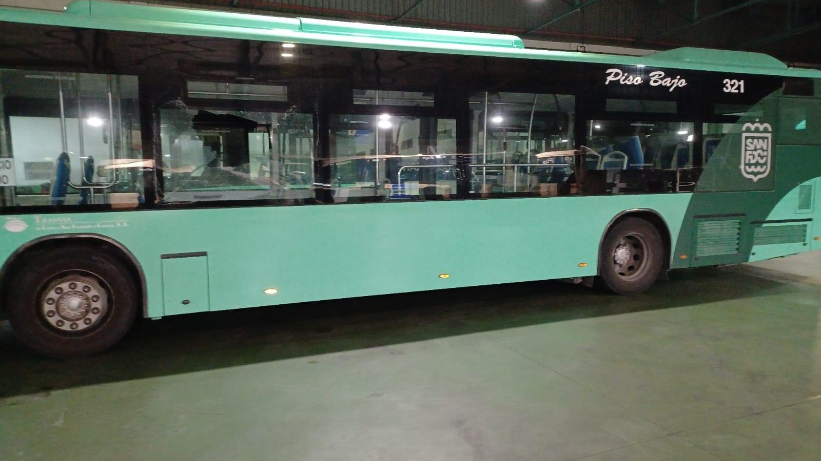 Otro de los autobuses atacados en San Fernando.