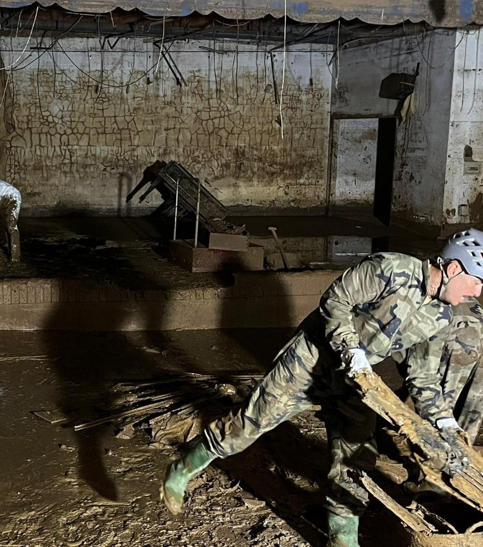 El trabajo incansable de los militares gaditanos en Valencia