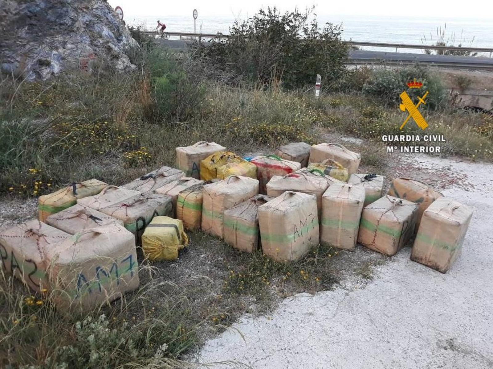 Fardos de hachís incautados por la Guardia Civil en la costa de la Axarquía. Fardos de hachís incautados por la Guardia Civil en la costa de la Axarquía.