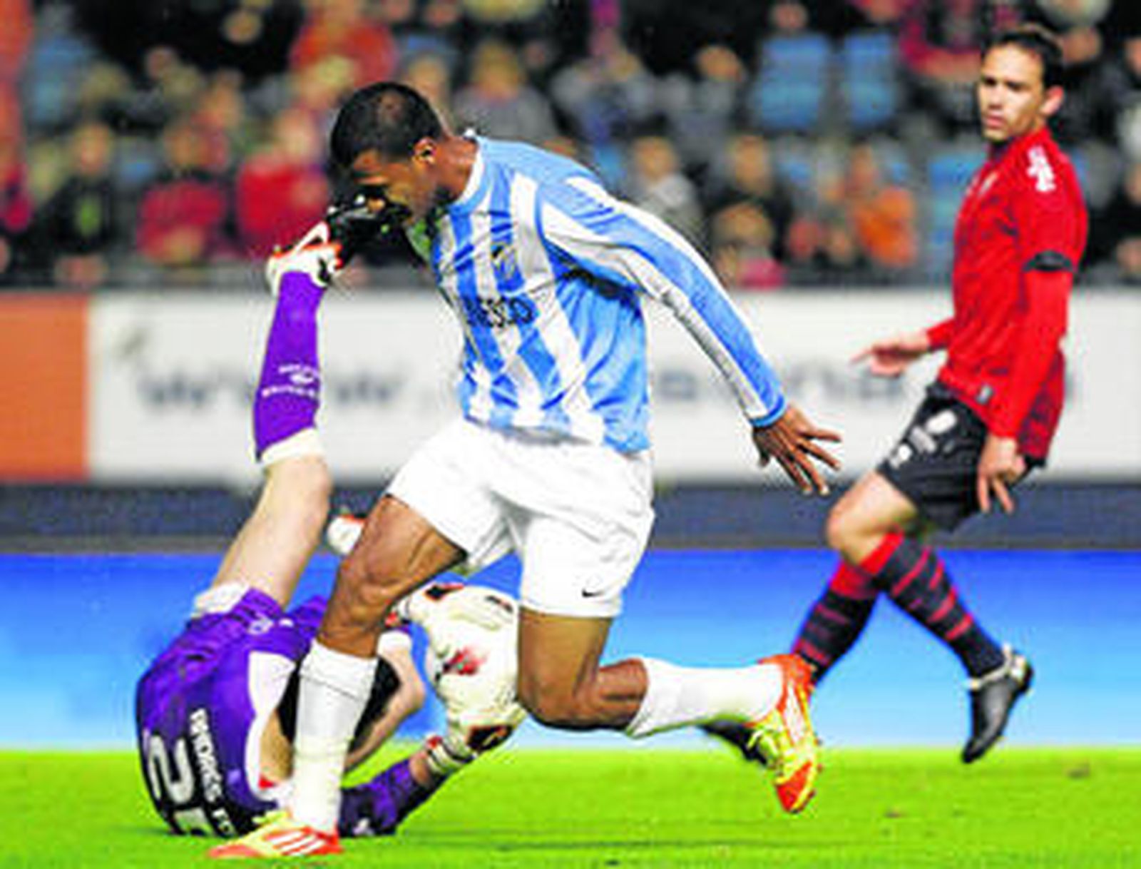 Andrés Fernández atrapa el esférico a los pies del malaguista Rondón.