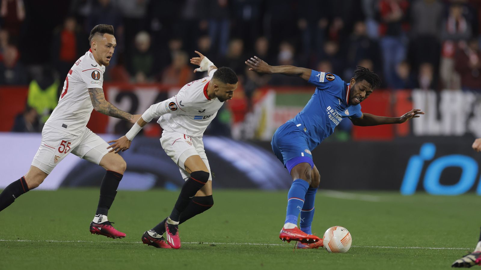 En-Nesyri trata de robarle un balón a Sangaré.