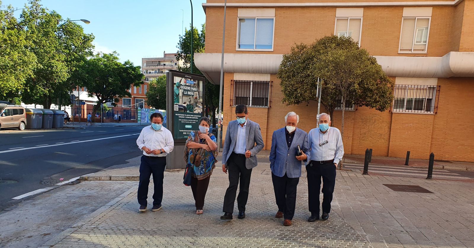 Álvaro Pimentel y Lorenzo López Aparicio con vecinos de la Carretera de Carmona.