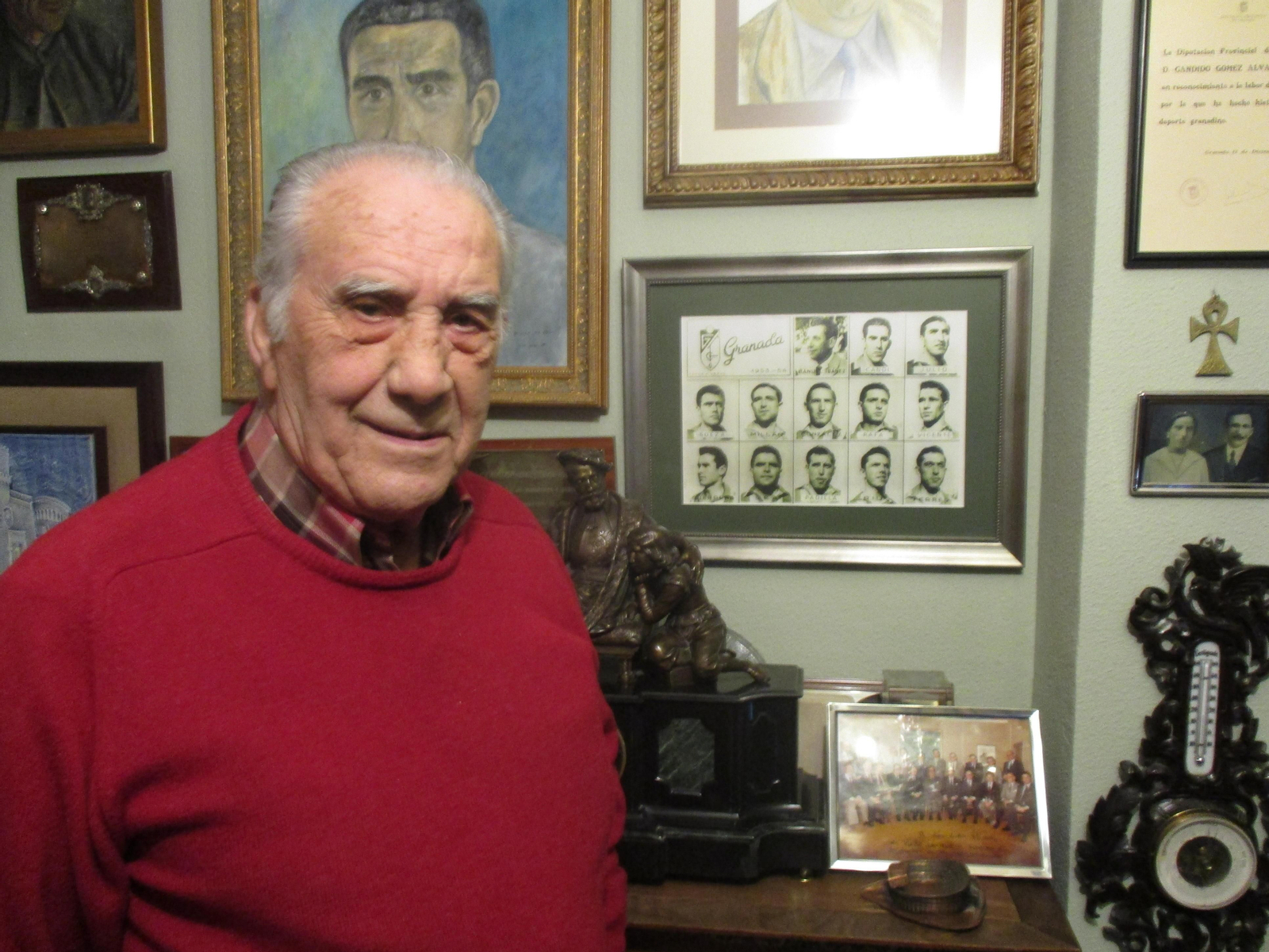 Candi, en su domicilio con numerosos recuerdos de su trayectoria profesional.