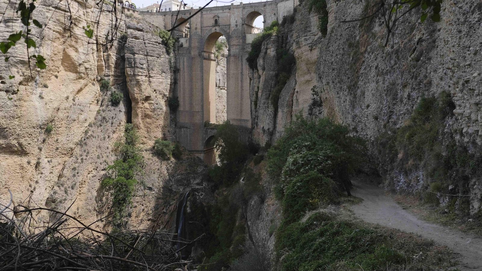 Vista del Puente Nuevo desde el camino.