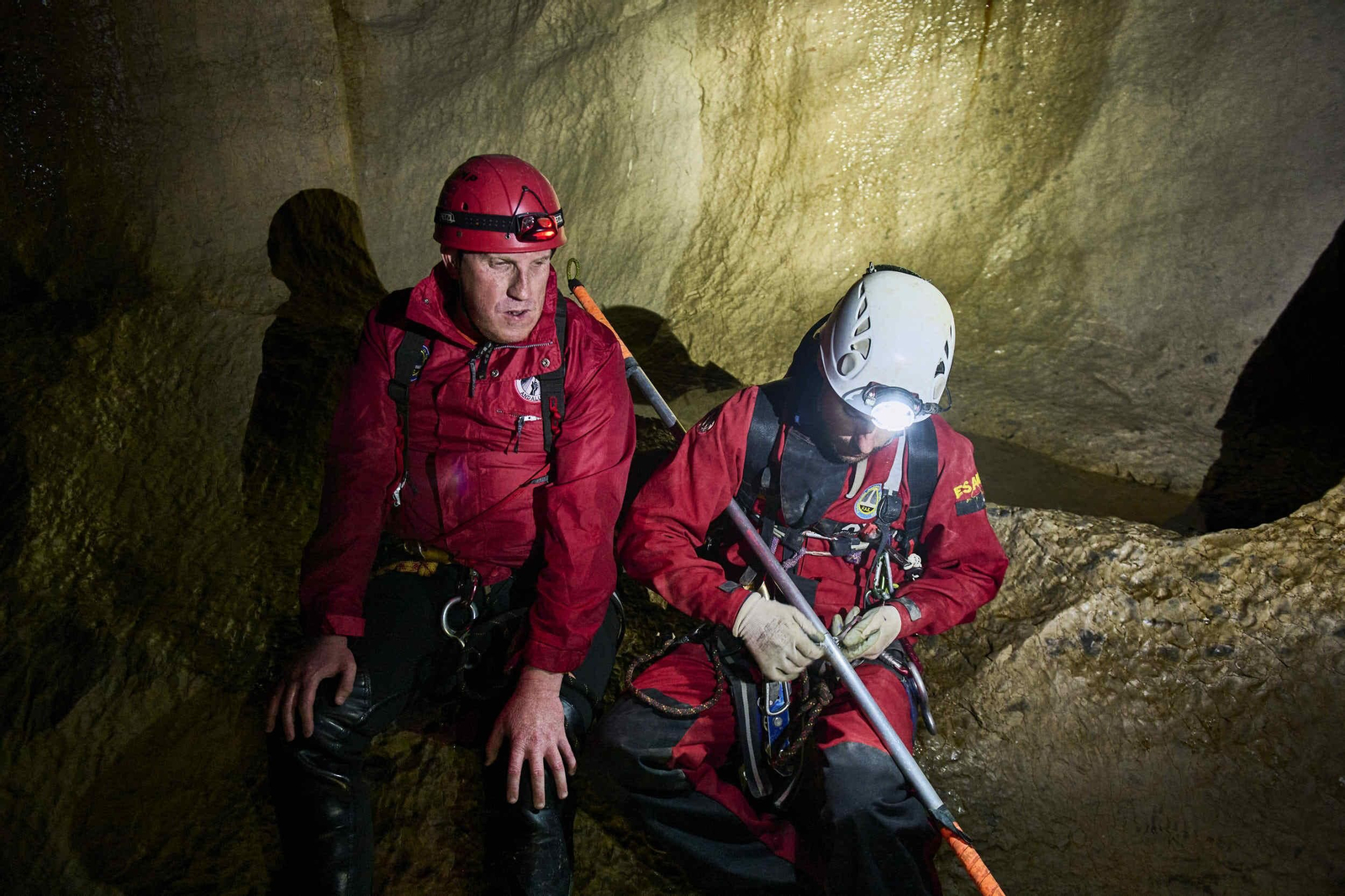 Así descienden dos personas ciegas por una cavidad de 100 metros de profundidad